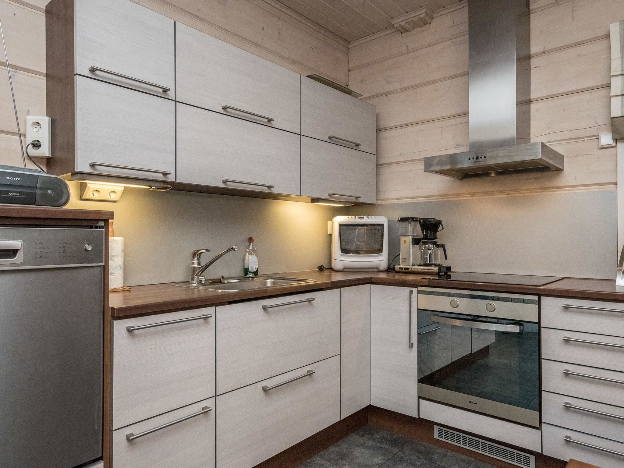 Kühlschrank, Mikrowelle, Geschirrspüler, Kochgeschirr/Geschirr/Besteck