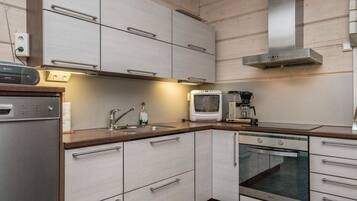 Køleskab, mikrobølgeovn, opvaskemaskine, køkkentøj/tallerkener/redskaber