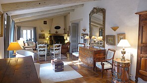 Televisio, takka, DVD-soitin