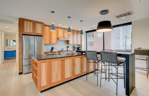 Frigorífico, microondas, horno y placa de cocina