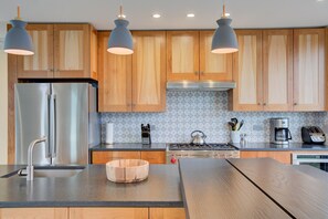 Kylskåp, mikrovågsugn, ugn och spishäll