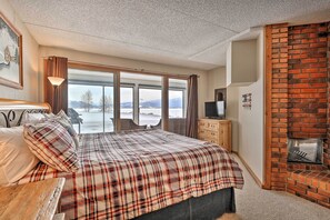 2 bedrooms, iron/ironing board, internet, bed sheets