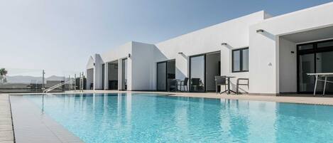 حمّام سباحة مُدفَّأ