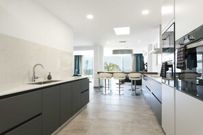 Fridge, oven, stovetop, dishwasher