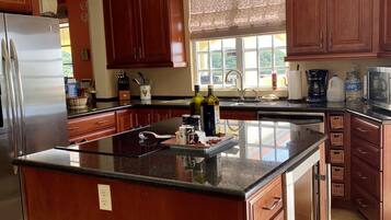 雪櫃、微波爐、焗爐、爐具