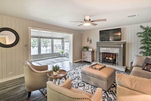 TV, fireplace, DVD player, books - Kayaks, Dock: Waterfront Escape on Lake Hamilton! (Hot Springs)
