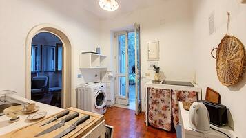 Frigorifero, lavastoviglie, macchina per tè/caffè, bollitore elettrico