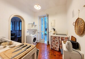 Fridge, dishwasher, coffee/tea maker, electric kettle