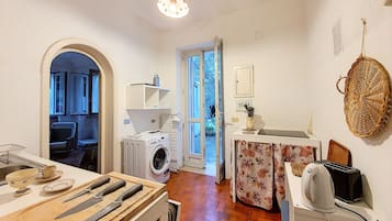 Kühlschrank, Geschirrspüler, Wasserkocher mit Kaffee-/Teezubehör