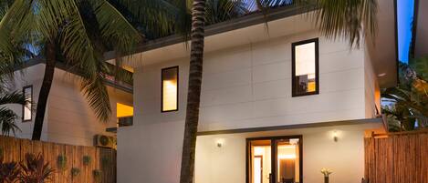 Een binnenzwembad en een buitenzwembad