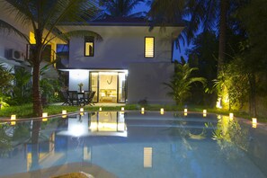 من حمّامات السباحة المغطاة