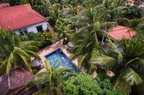 من حمّامات السباحة المغطاة، حمّام سباحة مُدفَّأ