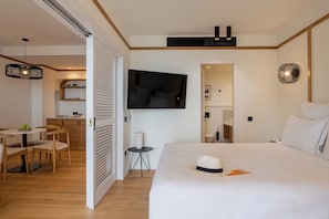 King Suite, Sea View | Minibar, desk, soundproofing, free WiFi