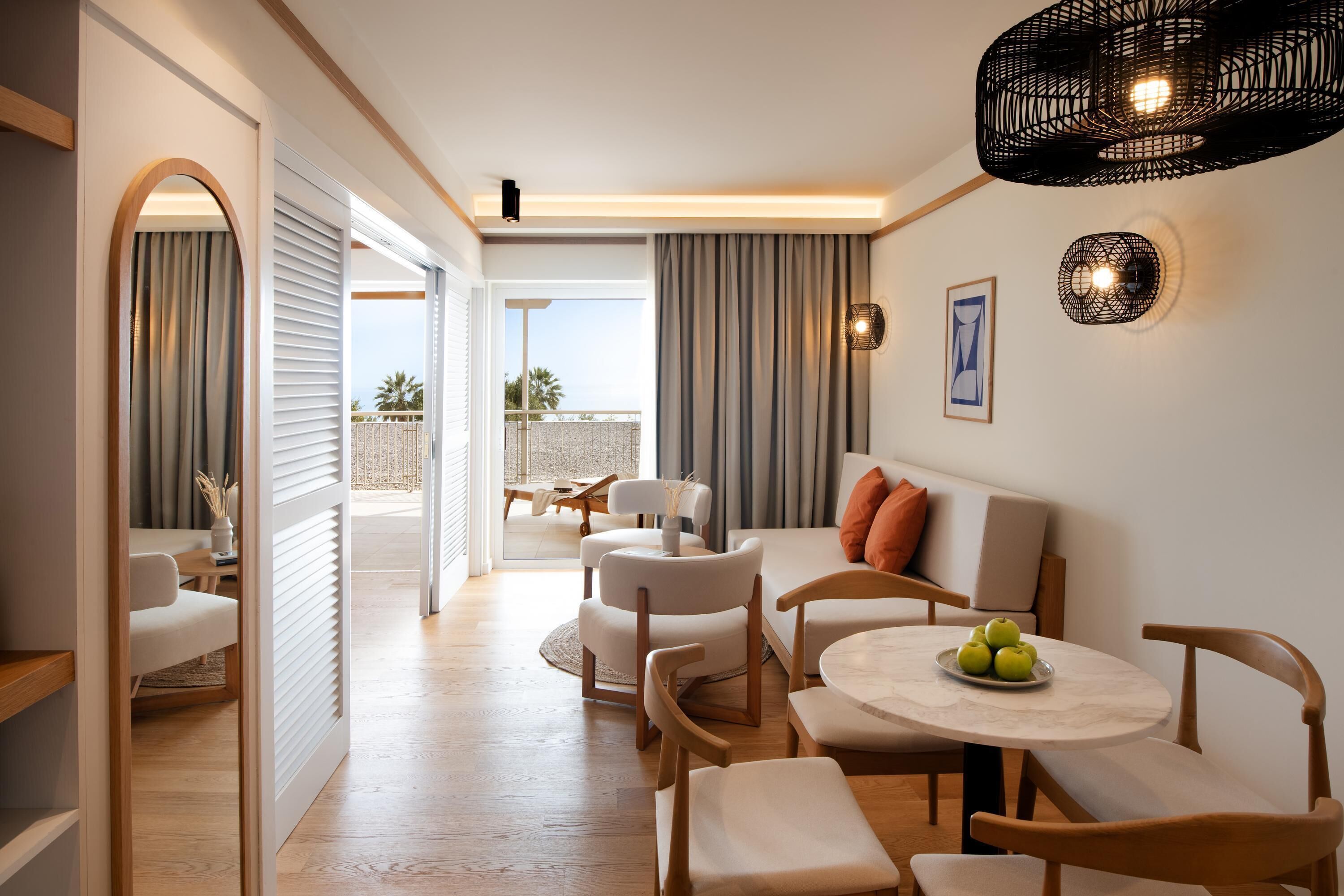 King Suite, Sea View | Minibar, desk, soundproofing, free WiFi