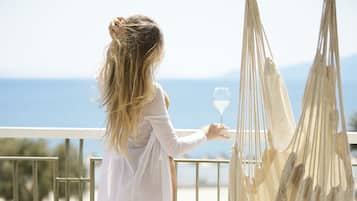 Habitación clásica, vista al mar | Minibar, escritorio, insonorización y wifi gratis