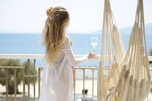 Habitación clásica, vista al mar | Minibar, escritorio, insonorización y wifi gratis