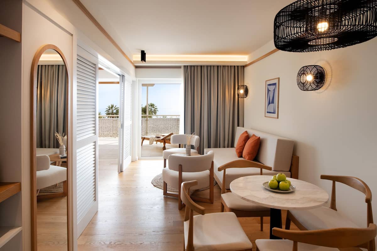 King Suite, Sea View | Minibar, desk, soundproofing, free WiFi
