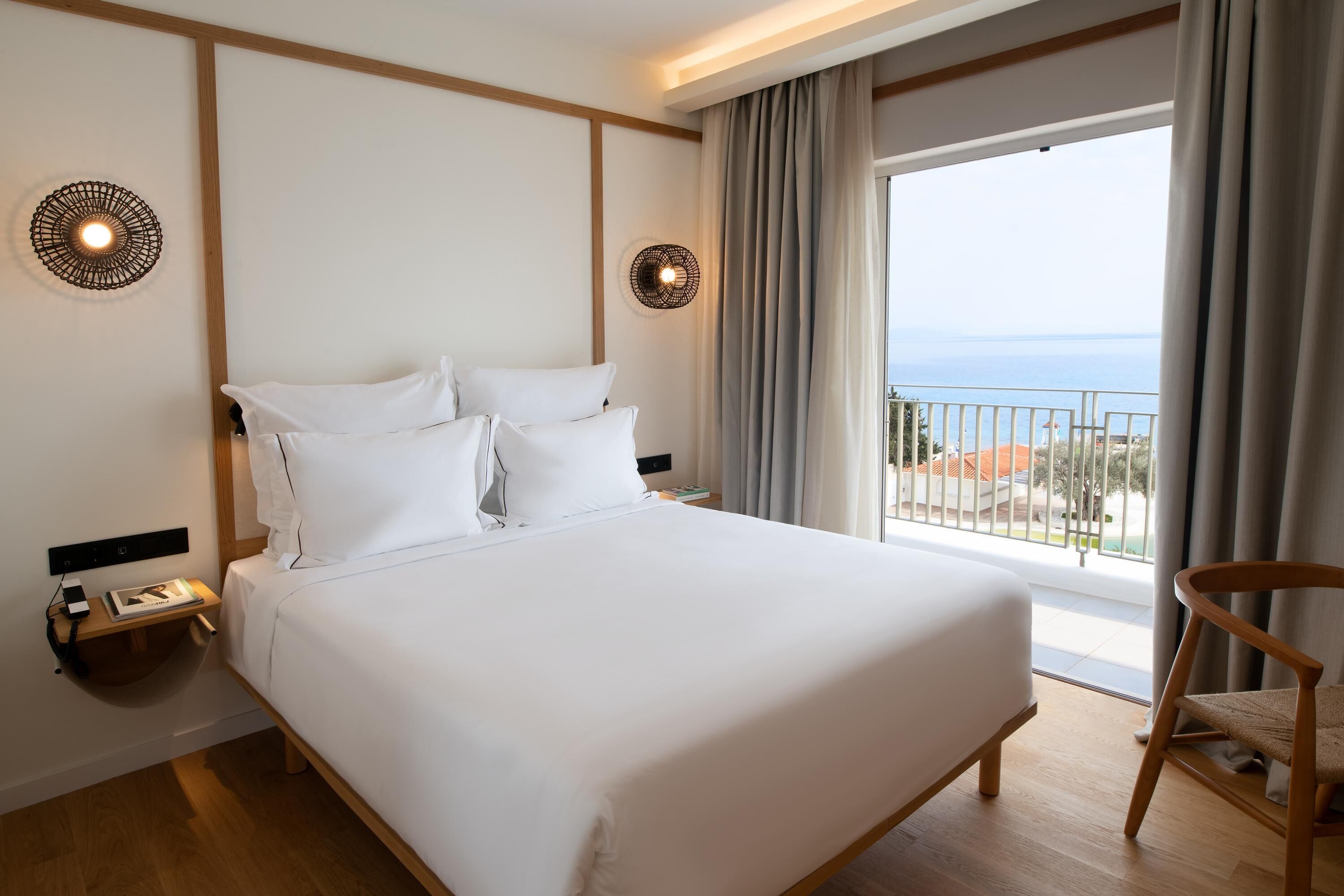 King Suite, Sea View | Minibar, desk, soundproofing, free WiFi
