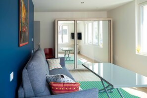 Smart TV, books, stereo