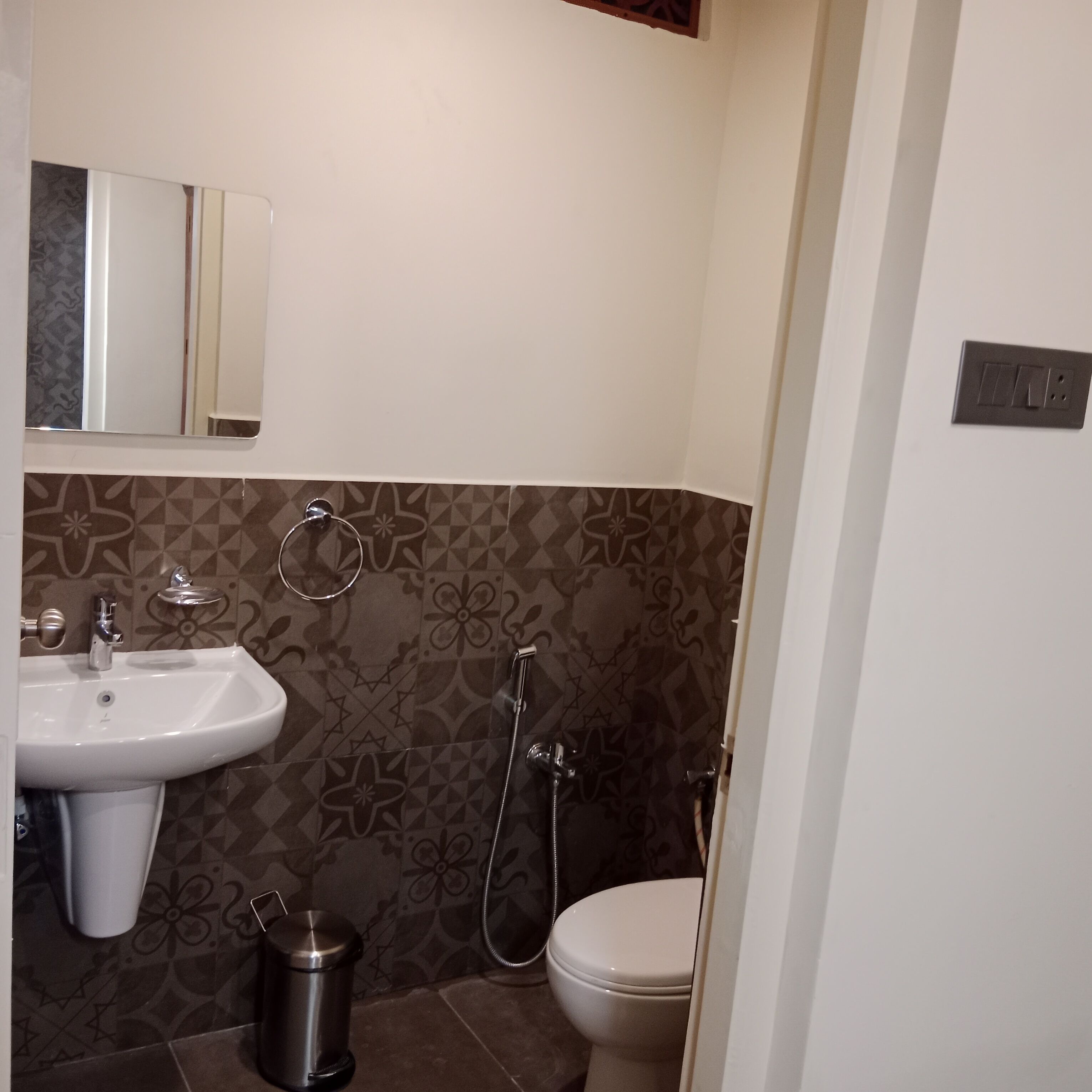 Un baño con lavamanos, inodoro y ducha.