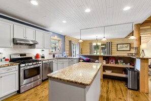 Fridge, microwave, oven, stovetop - Renovated Log Home At Lake Geneva |Game Room |Ping Pong |Shuffleboard |Movie Room |Swingset |FirePit (Fontana)