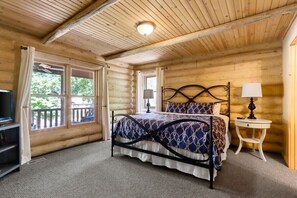 4 bedrooms, desk, iron/ironing board, free WiFi - Renovated Log Home At Lake Geneva |Game Room |Ping Pong |Shuffleboard |Movie Room |Swingset |FirePit (Fontana)