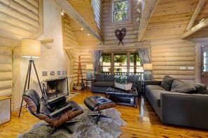 Smart TV, ping pong - Renovated Log Home At Lake Geneva |Game Room |Ping Pong |Shuffleboard |Movie Room |Swingset |FirePit (Fontana)