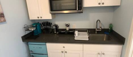 Refrigerador, microondas, cafetera y tetera y tetera eléctrica