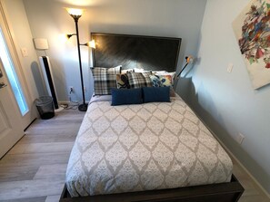 Tabla de planchar con plancha, wifi y ropa de cama