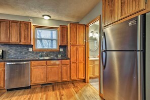 Fridge, microwave, stovetop, dishwasher - Stockton Lake Escape w/ Kitchen, Half Mile to Lake (Stockton)