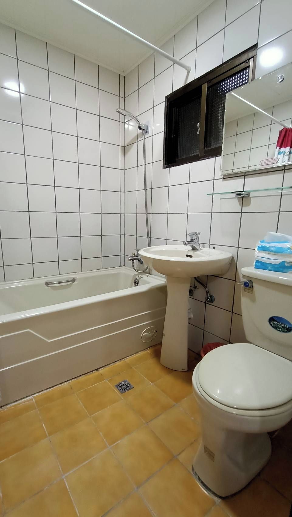 Un baño con bañera, lavabo e inodoro.