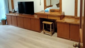 A wooden-framed room with a flat-screen TV, a mirror, and a small stool. - Tian Pin Guest House (Lugu)