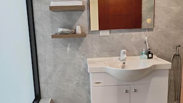 Panoramic Quadruple Room | Bathroom | Shower, free toiletries, hair dryer, slippers