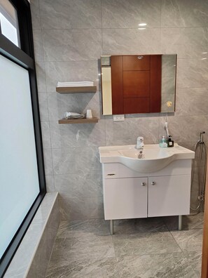 Panoramic Quadruple Room | Badeværelse | Bruser, gratis toiletartikler, hårtørrer, hjemmesko
