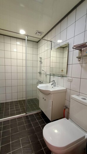 Habitación doble Deluxe, vista a la montaña | Baño | Regadera, amenidades de baño gratuitas, secadora de cabello, pantuflas 