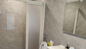 A modern bathroom with a toilet, sink, and shower. - Tian Pin Guest House (Lugu)