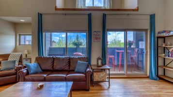 Smart TV, Netflix, Hulu, DVD player