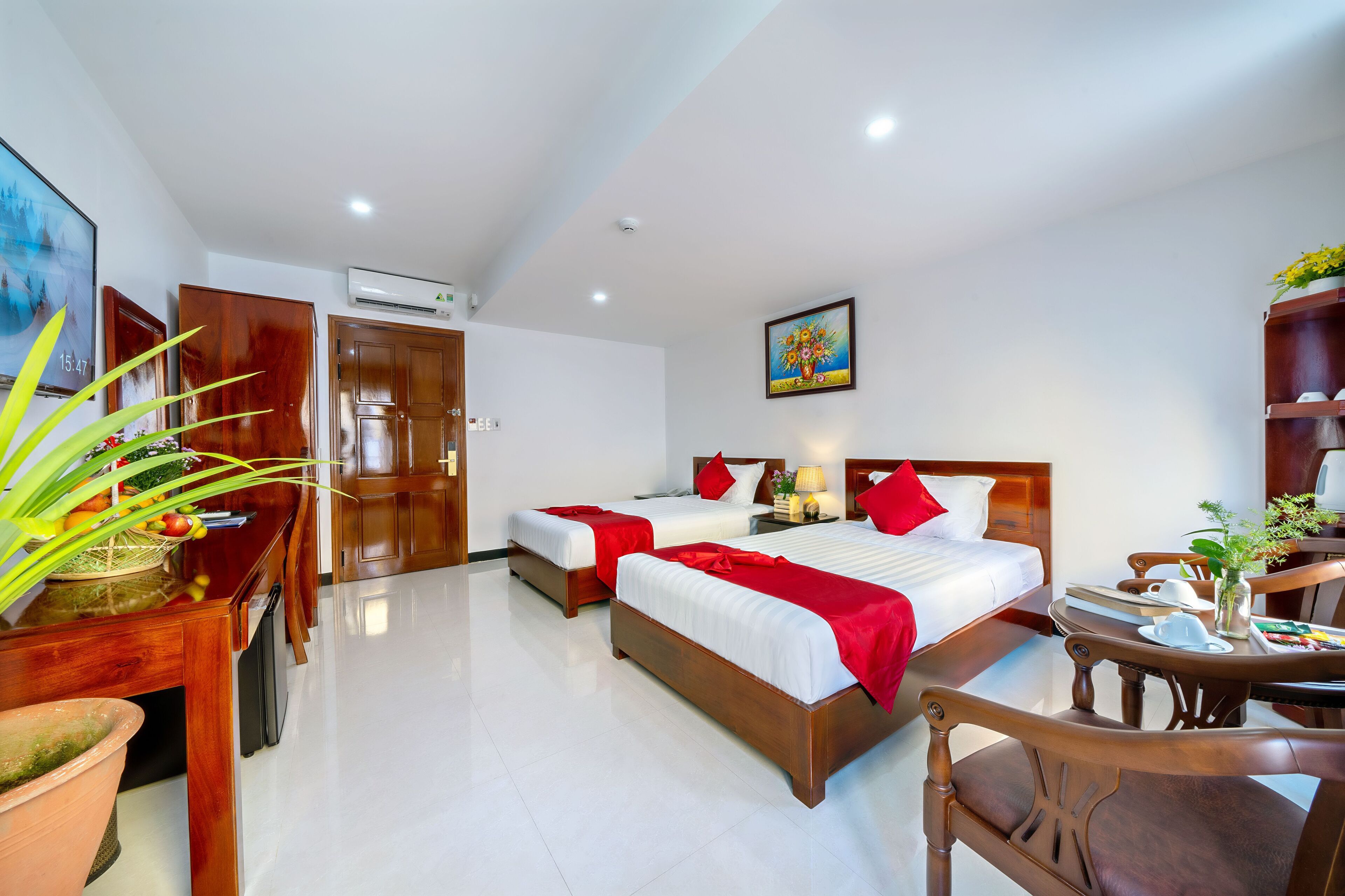 Minibar, caja de seguridad en la habitación y escritorio 