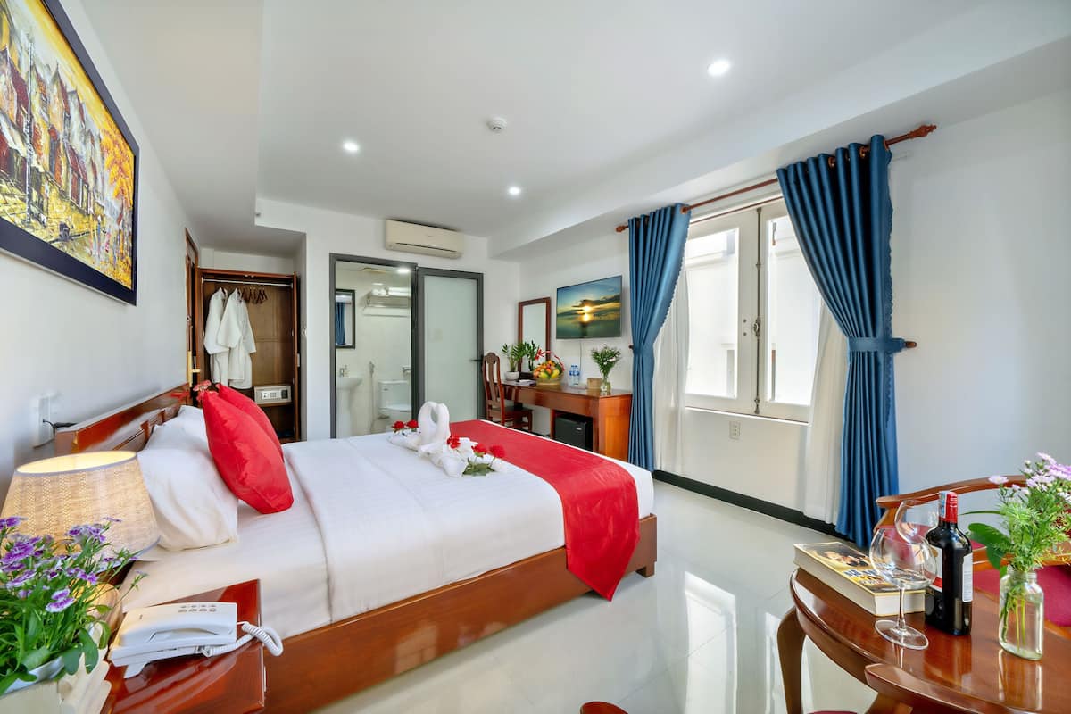 Deluxe Double Room | Minibar, in-room safe, desk, laptop workspace