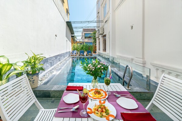 Daily cooked-to-order breakfast (VND 60000 per person)