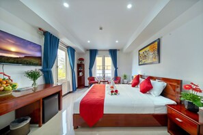 Deluxe Double Room | Minibar, in-room safe, desk, laptop workspace