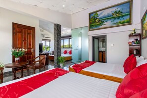 Minibar, coffres-forts dans les chambres, bureau