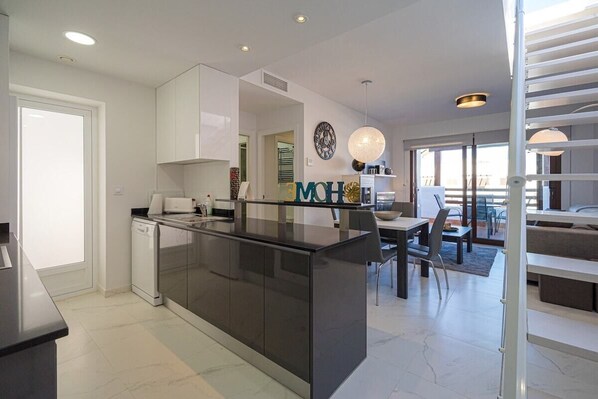 Réfrigérateur, four à micro-ondes, un four, lave-vaisselle