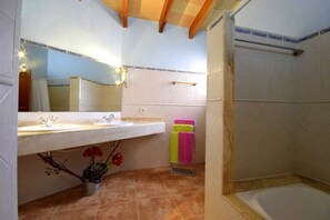 Dusche, Haartrockner, Bidet, Handtücher