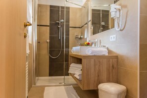 Shower, hair dryer, towels - Modern “Apartment Sella” with Mountain View, Wi-Fi, Balcony, Garden & Terrace (Lajen)