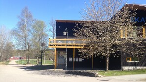 A building with a balcony, a tree in front, and a clear sky. - 140 sqm and garden in cozy and city near Kålltorp, also Gothia cup (Kålltorp)