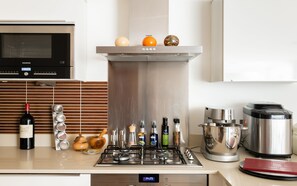 Kjøleskap, mikrobølgeovn, ovn og kokeplater