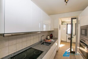 Een koelkast, een microgolfoven, een oven, een vaatwasser