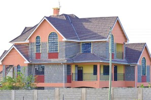 Exterior - Affordable 4 bedroom Ensuite fully furnished home in a gated secure community (Kitengela)