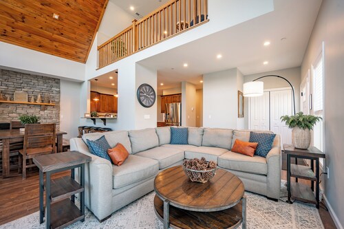 Elegant Mt Top Whitewater Retreat: King Beds & Hot Tub